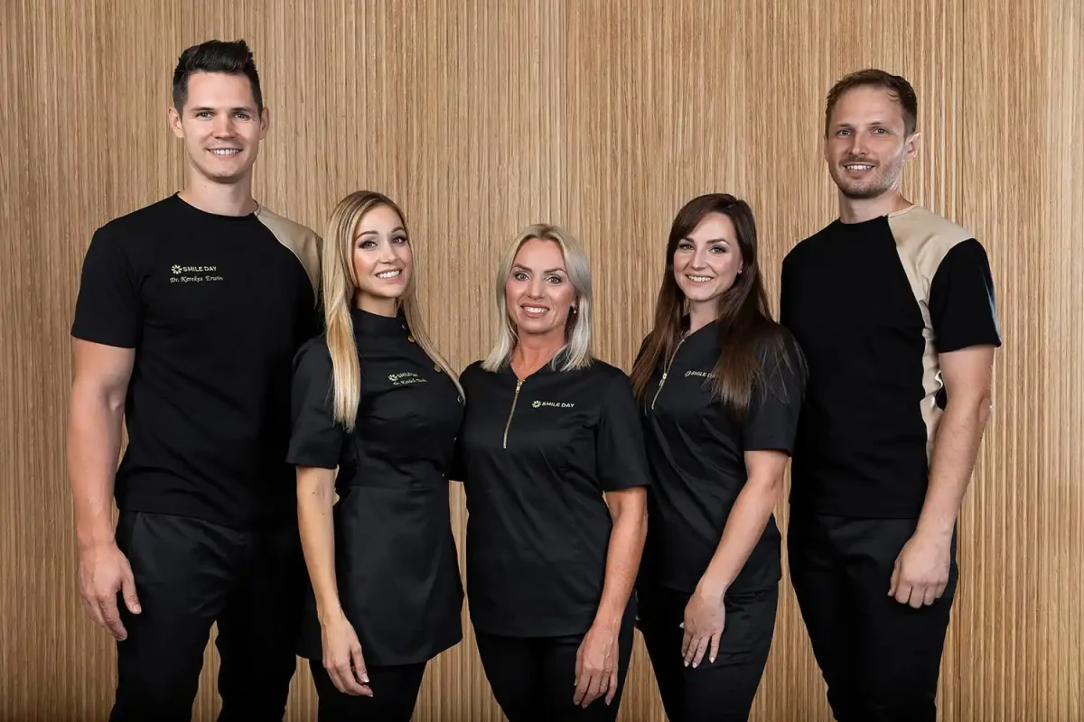 Smile Day Clinic fogászati csapata Budapesten – fogorvosok és asszisztensek csoportképe
